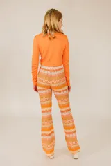 Top corto azul de tejido de punto acanalado, con mangas largas y cierre frontal con hebilla.