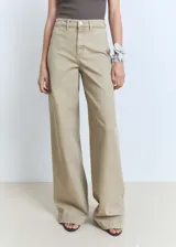 Pantalón de jean estilo wide leg de tiro alto, con cierre de cremallera y botón, y bolsillos traseros.