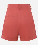 Short de sastrería confeccionado en tricolina de algodón, con diseño de tiro medio, pliegues delanteros, bolsillos laterales y bajo con dobladillo plegado. Cuenta con cierre de botón y cremallera, además de trabillas en la cintura.