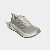 Championes de running Adidas Supernova Ease 2, color beige con las icónicas tres tiras en tono metálico y suela blanca con tecnología Dreamstrike.
