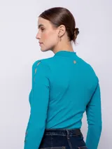 Top negro de manga larga con cuello alto y aberturas en los brazos.