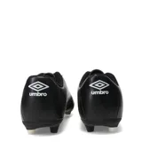 Championes de fútbol Umbro modelo Classico II HG, color salmón con detalles en blanco. Presentan un diseño con costuras reforzadas en la puntera, cierre con cordones y suela con tapones para césped.