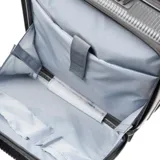Valija de mano rígida de policarbonato color negro, modelo Londres Trip Roll de 19 pulgadas, con diseño texturizado a rayas verticales, cuatro ruedas dobles giratorias y protectores en las esquinas.