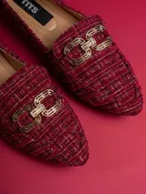 Chatitas negras de paño con aplique metálico dorado.