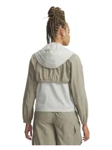 Campera técnica 3 en 1 con diseño modular, confeccionada en tejido ripstop de nailon resistente al agua con acabado brillante. Presenta un diseño bicolor en tonos beige y blanco, con capucha, cierre frontal, puños elásticos y bolsillos funcionales.