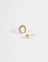 Set de aros tipo pin de acero quirúrgico, compuesto por un par con diseño de herradura con strass y otro par con diseño de corazón pequeño.