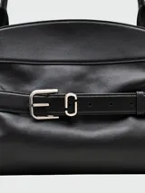 Bolso negro de cuero, estilo satchel o cartera de hombro, con solapa frontal asegurada por una correa ajustable con hebilla metálica plateada.