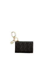 Estuche para tarjetas negro con diseño acolchado y textura tejida, con tarjetero transparente en la parte posterior, cierre con cremallera y herrajes metálicos dorados que incluyen un llavero y dijes con el logo de la marca.
