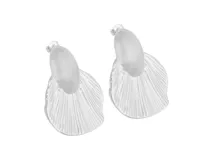 Par de aros colgantes plateados con forma de abanico y diseño texturizado con líneas verticales. Cierre con tuerca a presión.