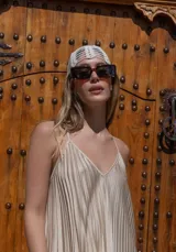 Lentes de sol marrones con marco cuadrado y patillas gruesas.