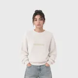 Sweater de punto acanalado en color blanco, con cuello redondo y diseño de mangas largas. Presenta el logo de la marca bordado en el centro del pecho.