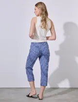 Pantalón capri de gabardina elastizada con estampado floral multicolor.