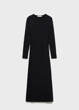Vestido midi de punto, color negro, con diseño entallado, cuello redondo y manga larga.
