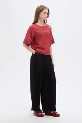 Blusa de viscosa color marrón rojizo, con diseño holgado, cuello a la base, mangas cortas y detalle de bordado floral en tono sobre tono.
