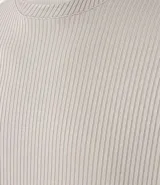 Remera de manga corta color beige, corte slim, con cuello redondo y textura acanalada vertical.