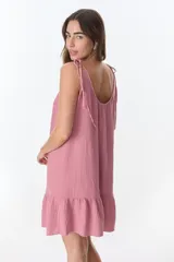 Vestido corto negro de tirantes finos con volados en el ruedo.