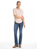 Remera básica de cuello redondo y manga corta, con ruedo redondeado. Confeccionada en tejido suave con caída.