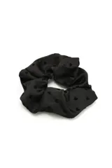 Colero tipo scrunchie de tela satinada negra con estampado de corazones pequeños en relieve.