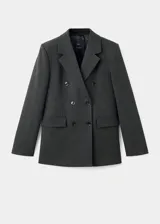 Chaqueta sastre gris oscuro con doble botonadura, cuello con solapa de muesca, bolsillos laterales con solapa y manga larga.