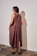 Vestido midi sin mangas, con diseño a rayas en tonos marrón y azul, cuello redondo y bolsillos laterales amplios.