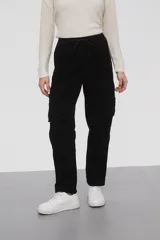 Pantalon cargo de pana color bordó, con cintura elástica con cordón ajustable, bolsillos laterales tipo cargo y corte recto.