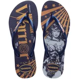 Ojotas Havaianas modelo Slim, color azul marino con estampa dorada y gris de Wonder Woman. La ojota izquierda muestra la palabra "Wonder Woman" y la derecha presenta un retrato del personaje con fondo de rayos dorados y estrellas.