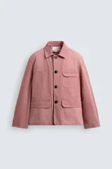 Cazadora de corte relajado confeccionada en algodón con efecto lavado. Presenta cuello solapa, cierre frontal con botones, mangas largas y múltiples bolsillos de plastrón con solapa en el delantero.