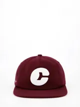 Gorra de béisbol color bordó con logo "C" bordado en blanco en el frente.