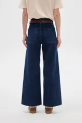 Pantalón jean de corte ancho, tiro alto y diseño recto.