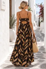 Vestido largo blanco con tirantes finos, escote en V con detalles de encaje y estampado barroco en tonos azules, amarillos y verdes.
