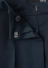 Pantalón estilo traje de corte recto y tiro medio, color azul marino, con bolsillos laterales y traseros, y cierre frontal oculto.