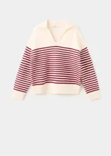 Chaleco de punto color marfil con cuello polo, escote en V y diseño de rayas horizontales burdeos en el pecho y las mangas. Cuenta con mangas largas y un diseño holgado, ideal para usar superpuesto o anudado.