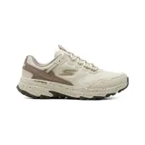 Championes Skechers Go Run Trail Altitude 2.0 Ravine, color beige con detalles en marrón y toques rosados, diseñados para trail running y trekking, con capellada de malla y cuero, suela con tracción y tecnología repelente al agua.