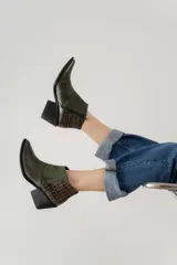 Bota corta de cuero color marrón con paneles de gamuza y cuero texturizado.