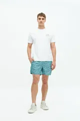 Short de baño con estampado abstracto en tonos turquesa, cintura elástica con cordón ajustable, bolsillos laterales y bolsillo trasero. Cuenta con logo bordado en el ruedo.