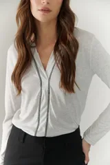 Remera manga larga color borgoña con cuello en V y costuras decorativas verticales.