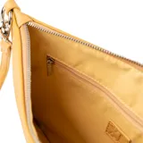 Cartera sobre color camel confeccionada en símil cuero graneado. Tiene formato rectangular, acceso con solapa y cierre, herrajes plateados, correa regulable y asa fija. El interior es de tela de algodón y poliéster, con un bolsillo interno con cierre y otro abierto.