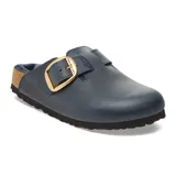 Zueco Birkenstock modelo Boston, color azul medianoche, confeccionado en cuero con interior forrado en piel sintética. Presenta una hebilla metálica dorada ajustable y suela de corcho con base de goma negra.