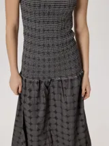 Vestido midi sin mangas de silueta en A y escote redondo, con diseño geométrico de inspiración op art y detalle de fruncido elástico en el cuerpo, confeccionado en algodón.