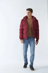 Campera puffer color bordó, con capucha ajustable y cierre frontal con cremallera.