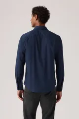 Camisa azul marino de manga larga de Levi's, con cuello camisero, cierre frontal de botones y un bolsillo en el pecho con etiqueta roja distintiva de la marca.