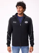 Canguro gris con capucha, cierre frontal completo y bolsillos tipo canguro. Presenta detalles de líneas blancas en las mangas y estampados gráficos en el pecho.