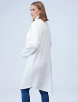 Sobrecamisa blanca de tejido soft, marca Ruby Rd. Tiene cuello con solapa, abertura central con botones y bolsillos delanteros.