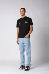 Pantalón de jean de corte recto en color celeste claro, con diseño clásico de cinco bolsillos y costuras reforzadas.