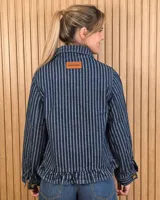 Sobrecamisa de pana color gris con diseño a rayas diagonales sutiles, cuello camisero, cierre frontal con botones, bolsillos aplicados al frente y detalle de volado en el ruedo.
