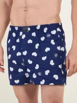 Bóxer azul marino con estampado de corazones blancos y pequeños sellos circulares. Confeccionado en algodón liviano, con cintura elástica y bragueta frontal.