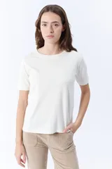 Remera blanca de corte recto con mangas cortas.