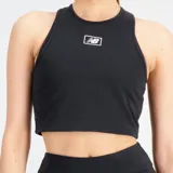 Top deportivo tipo crop top de New Balance, confeccionado en algodón con elastano. Presenta un diseño de cuello redondo alto, sin mangas y corte ajustado, con el logo de la marca estampado en el centro del pecho.
