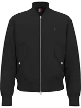 Campera bomber negra Tommy Hilfiger con cuello, puños y bajo de punto canalé. Tiene cierre de cremallera, dos bolsillos ribeteados en la cintura con botones de presión y logo de Tommy Hilfiger bordado en el pecho.