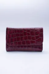 Billetera negra de cuero con textura tipo cocodrilo, con múltiples ranuras para tarjetas y billetes.